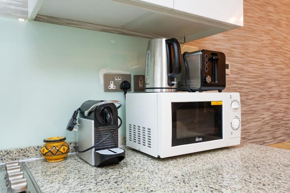 Premium 1BR King Bed Dubai Healthcare City Apartment in Dubai