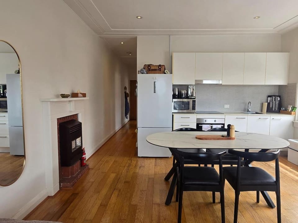 Coffee/tea facilities, Kitchen or kitchenette, Dining area, oven, stove, toaster