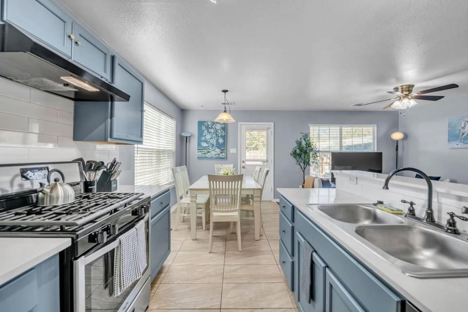 Cozy 3BR Duplex Sleeps Pet Friendl Downtown ATX House in South Congress