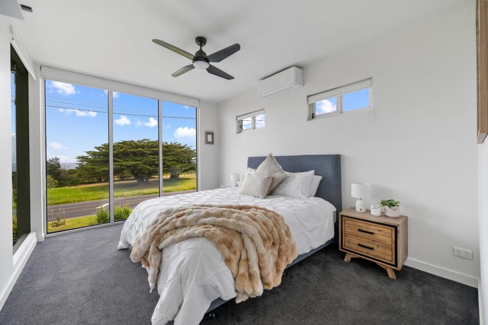 Crystal Palace Kilcunda, Luxury Coastal Retreat with Ocean Views, Spa, Fireplace, EV-Ready, Pet-Friendly Comfort House in Kilcunda