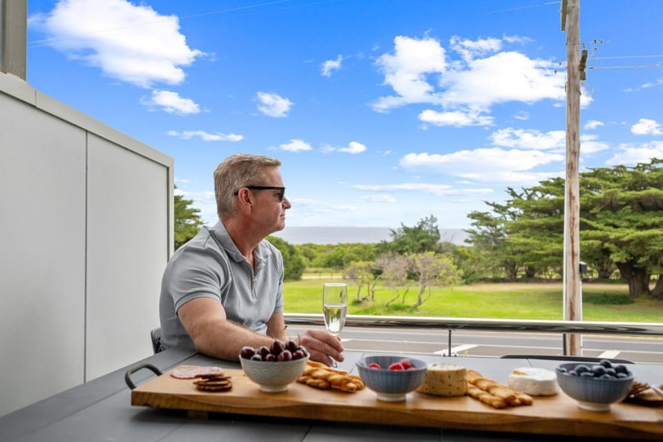 Crystal Palace Kilcunda, Luxury Coastal Retreat with Ocean Views, Spa, Fireplace, EV-Ready, Pet-Friendly Comfort House in Kilcunda