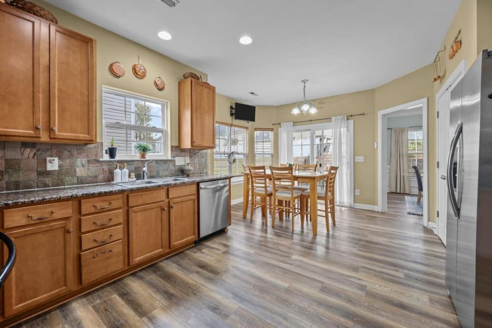Luxury 5BR, 2 Master Suites, Sleeps 12, Game Room, Gym & Firepit House in Concord