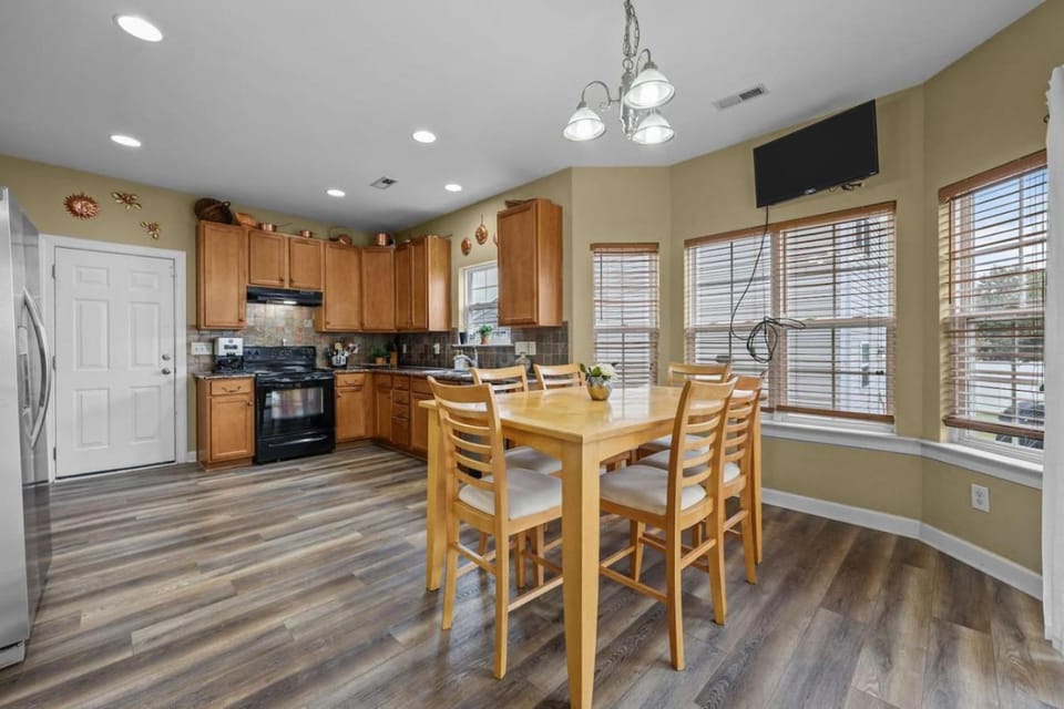 Luxury 5BR, 2 Master Suites, Sleeps 12, Game Room, Gym & Firepit House in Concord