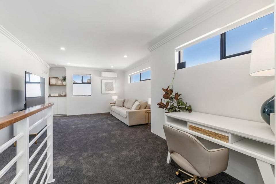 TV and multimedia, Seating area, air conditioner