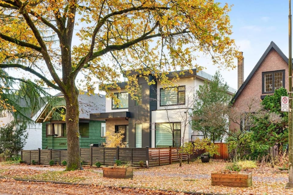 Property building, Spring, Day, Neighbourhood, Natural landscape, Garden, Street view