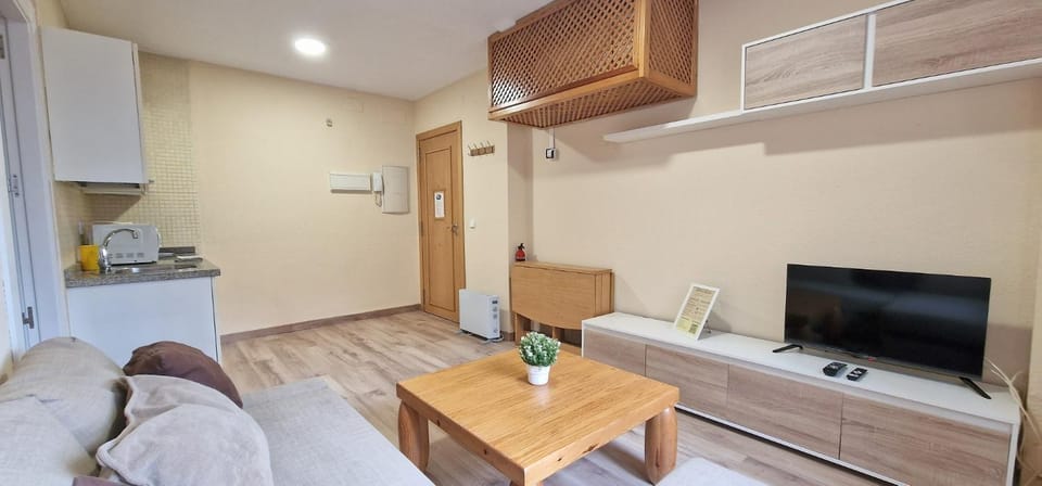 TV and multimedia, Kitchen or kitchenette, Living room, Seating area, Dining area