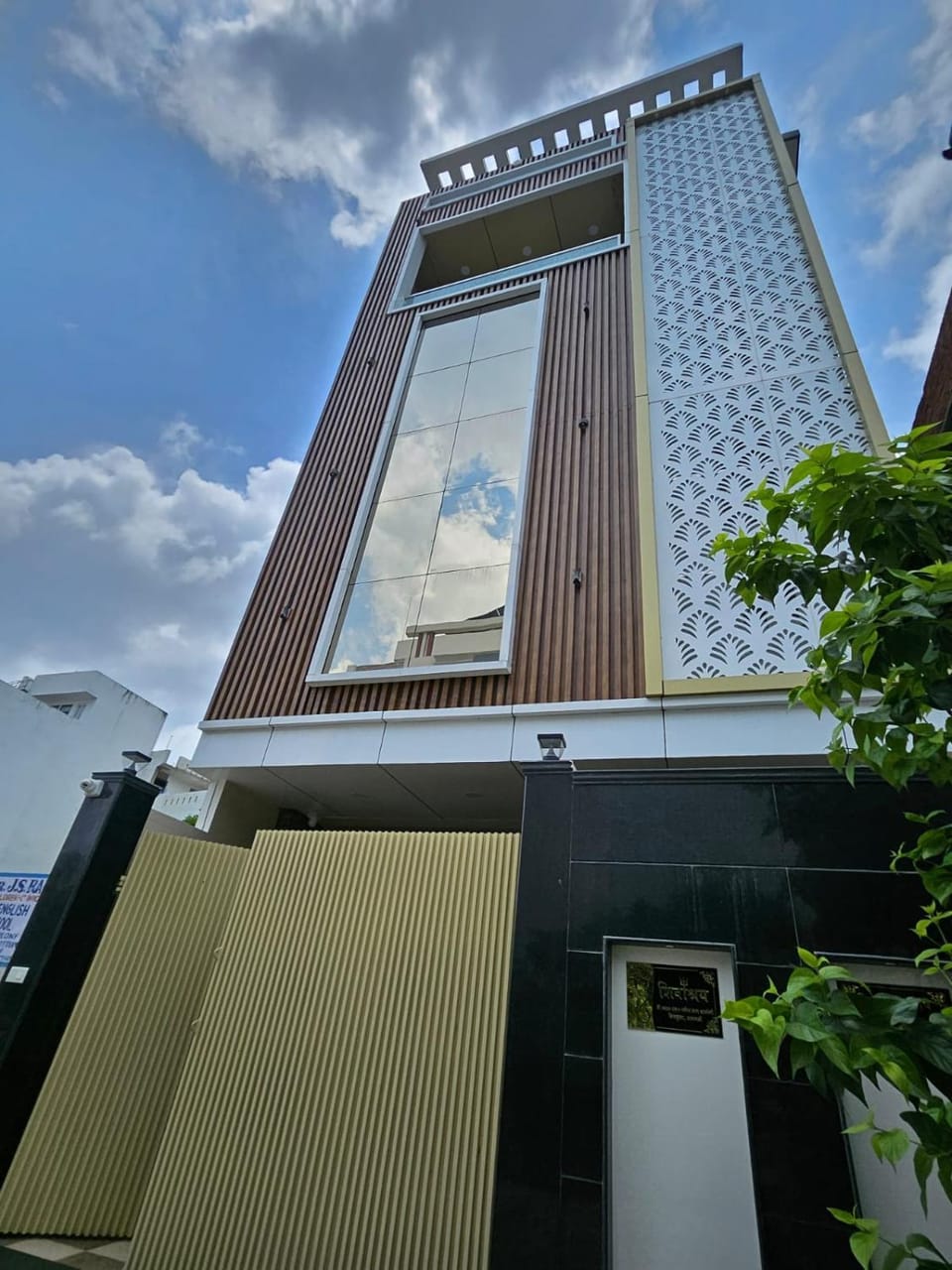 Property building, Facade/entrance, Day