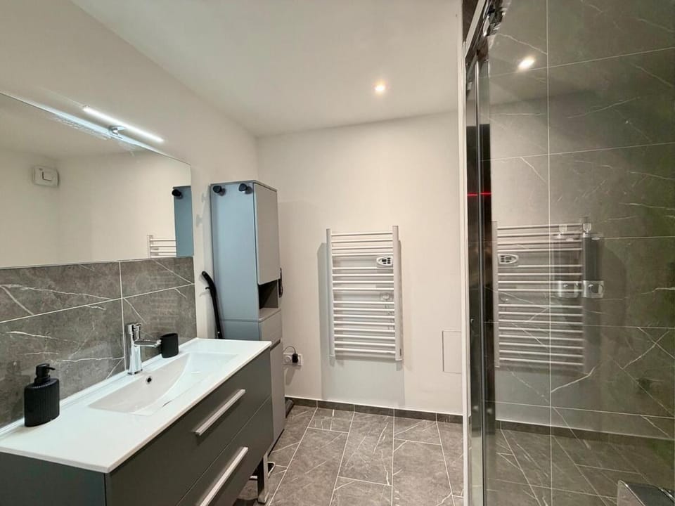 Cinemus, Nid douillet avec Cinéma Privé Apartment in Bourgoin-Jallieu