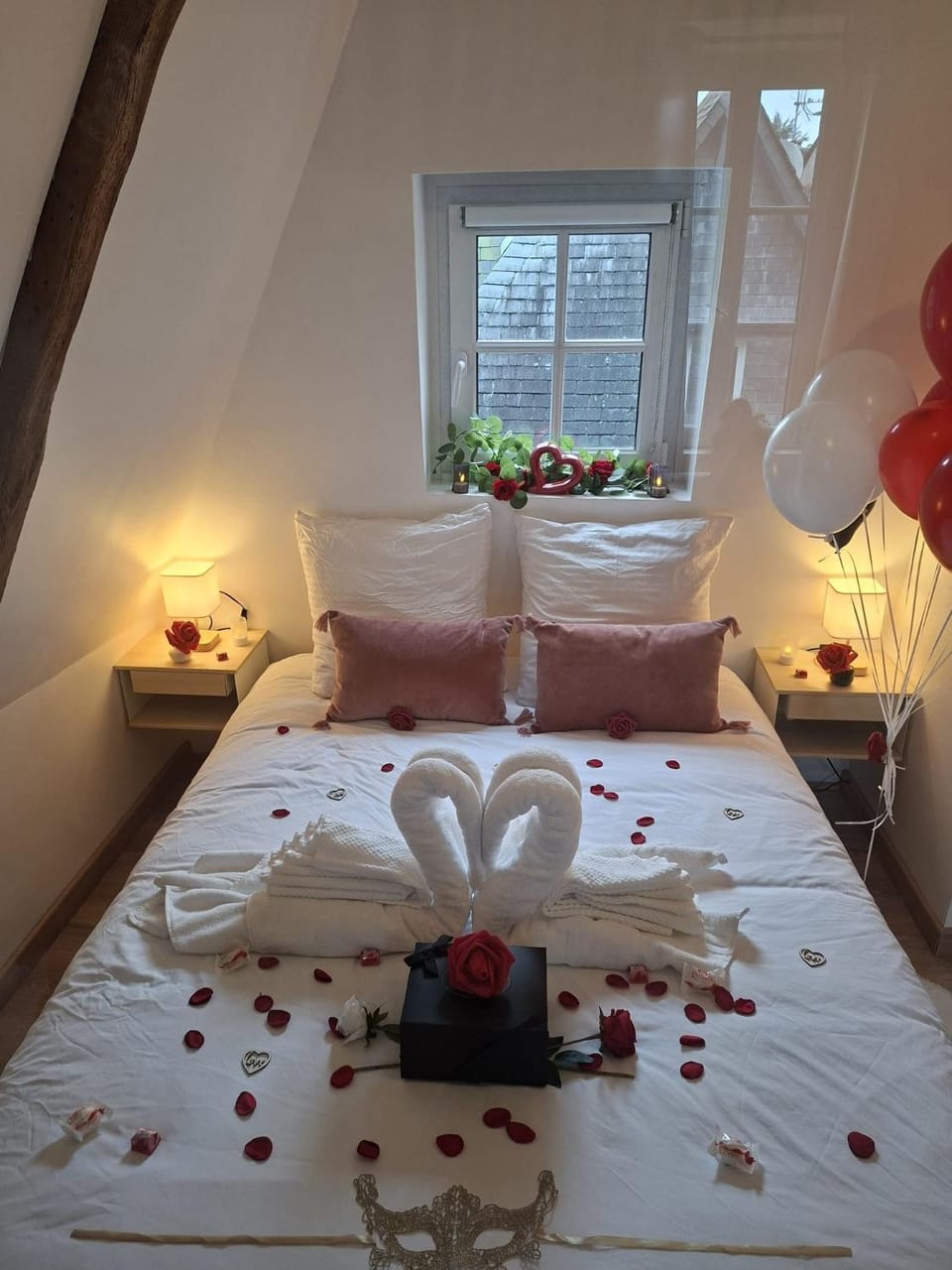 Bed, Photo of the whole room, Bedroom