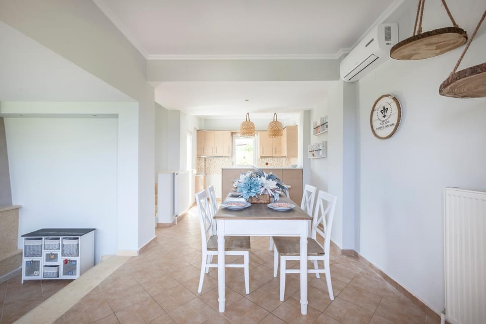 Kitchen or kitchenette, Living room, Seating area, Dining area, internet