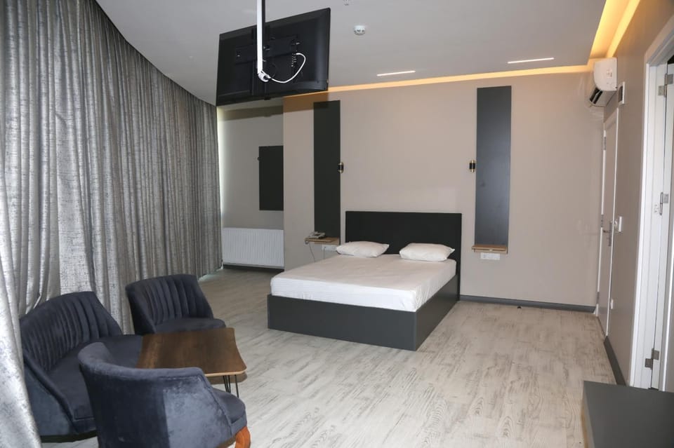Communal lounge/ TV room, Bed, TV and multimedia, Living room, Photo of the whole room, Seating area, Evening entertainment, Bedroom, wardrobe