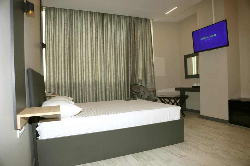 Bed, TV and multimedia, Photo of the whole room, Bedroom, hair dresser, towels