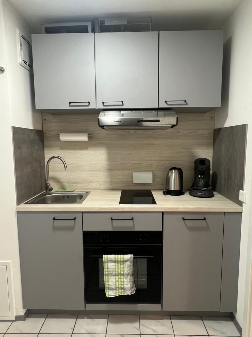 Coffee/tea facilities, Kitchen or kitchenette, stove