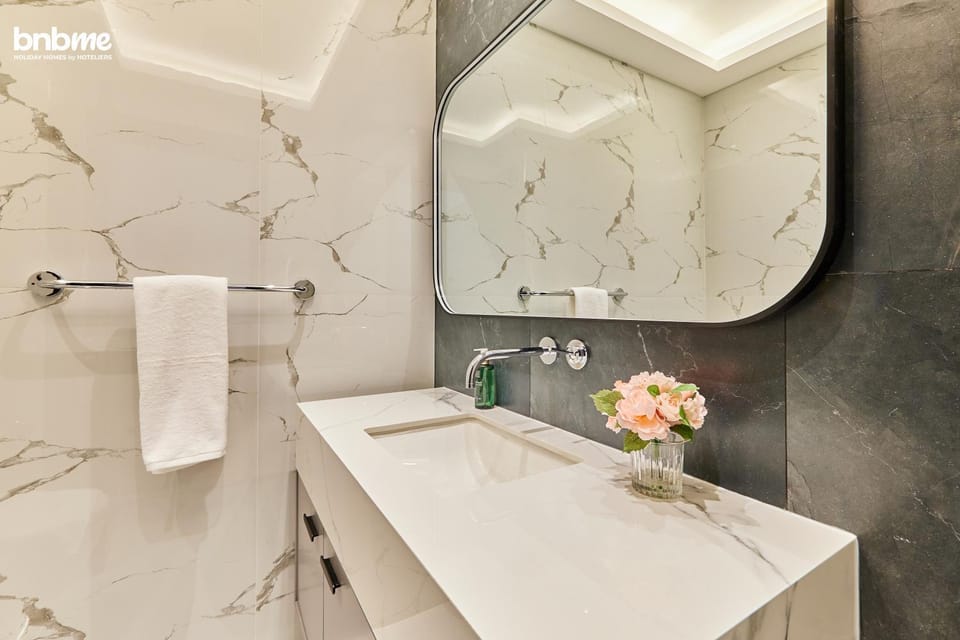 Toilet, towels