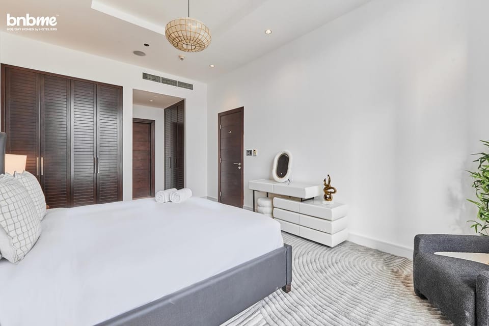 Bed, Seating area, Bedroom, air conditioner
