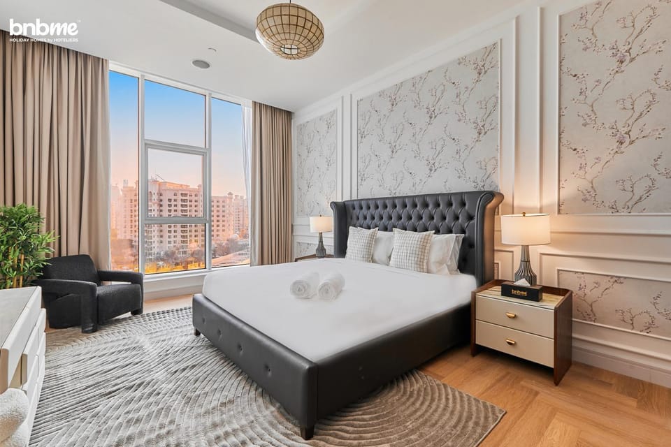Bed, Photo of the whole room, Seating area, Bedroom