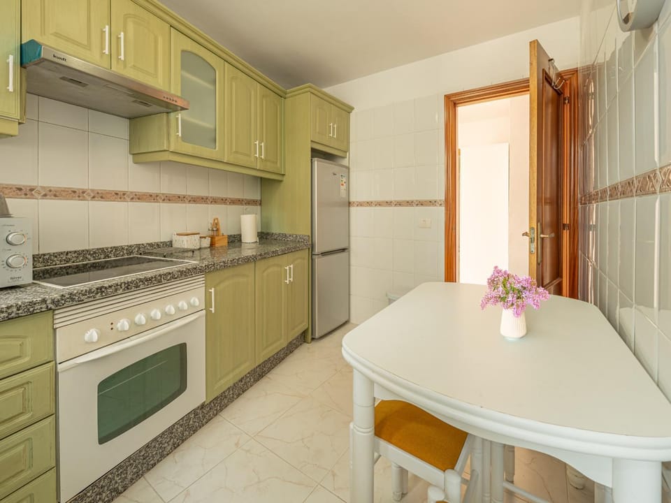 Kitchen or kitchenette, Dining area, oven