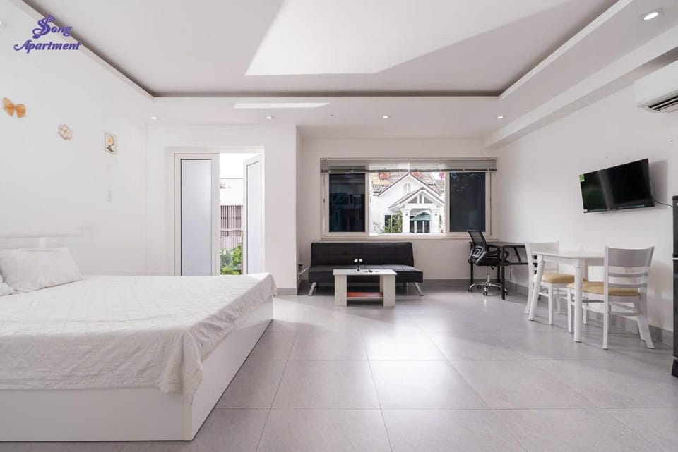 Bed, Photo of the whole room, Seating area, Bedroom