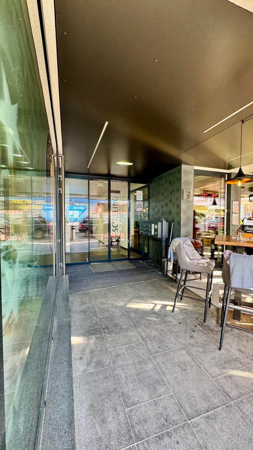 Patio, Day, Dining area