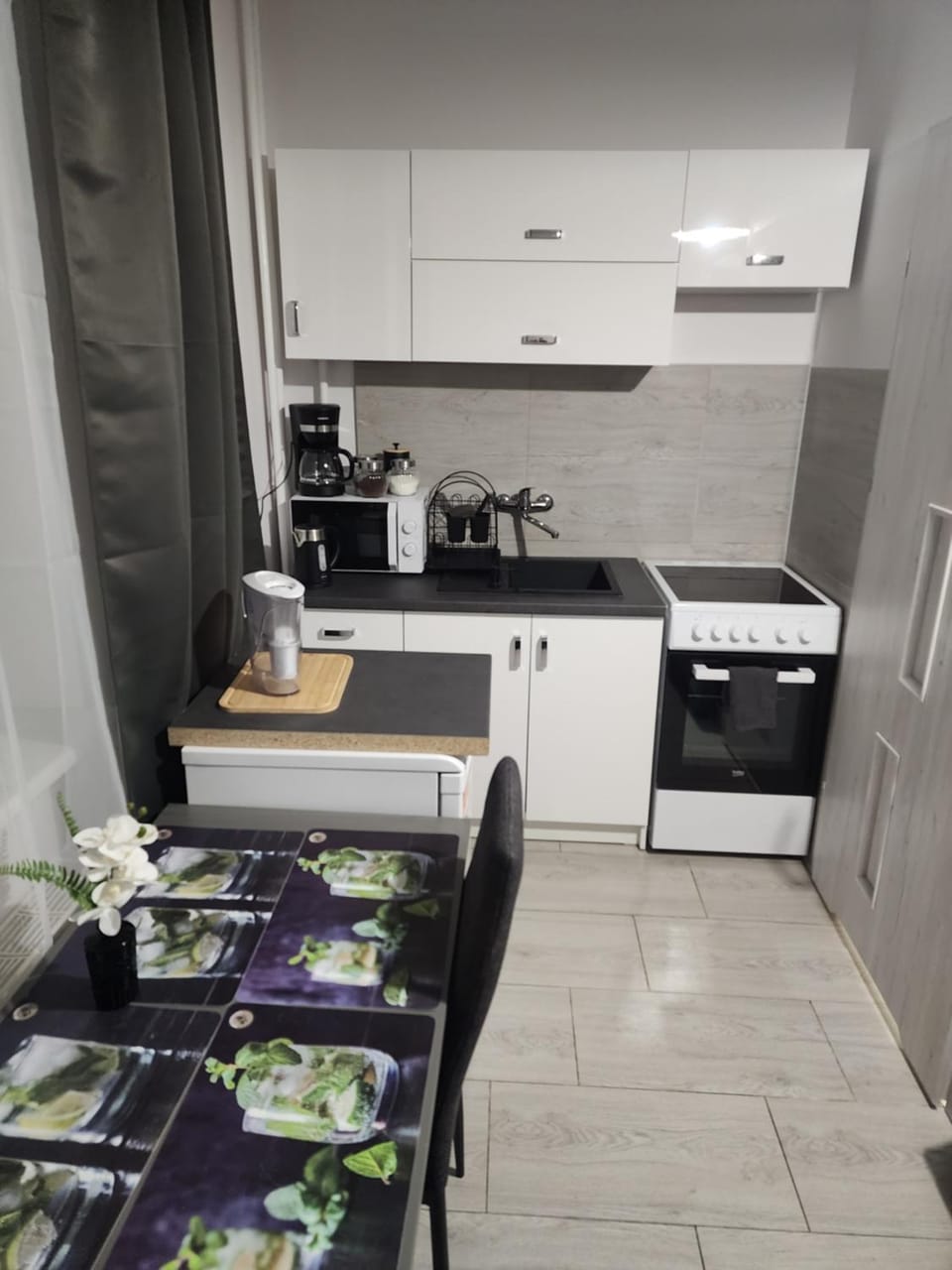 Coffee/tea facilities, Kitchen or kitchenette, Dining area, oven, stove
