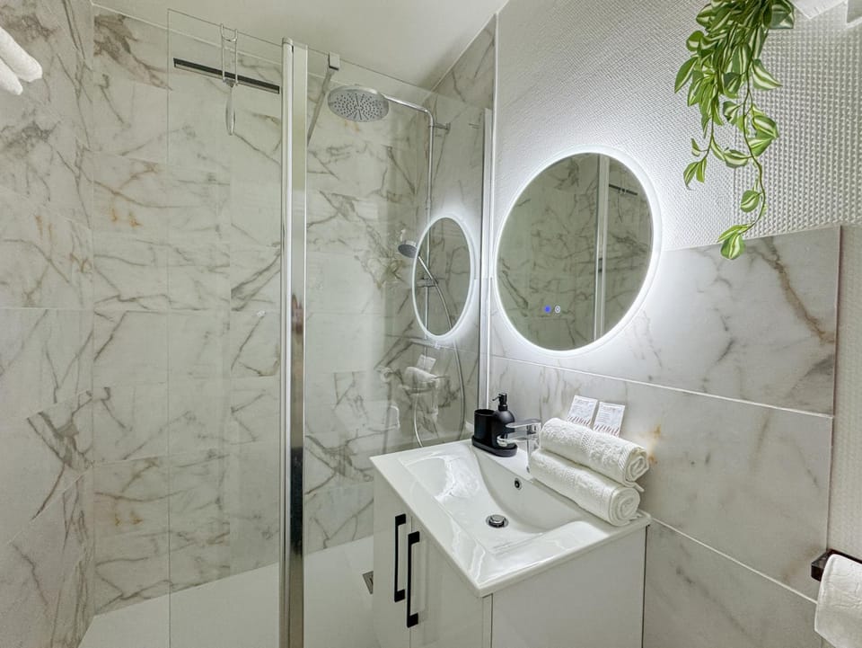 Shower, Bathroom, towels