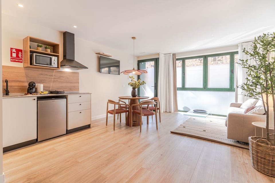 Kitchen or kitchenette, Living room, Seating area, Dining area, stove