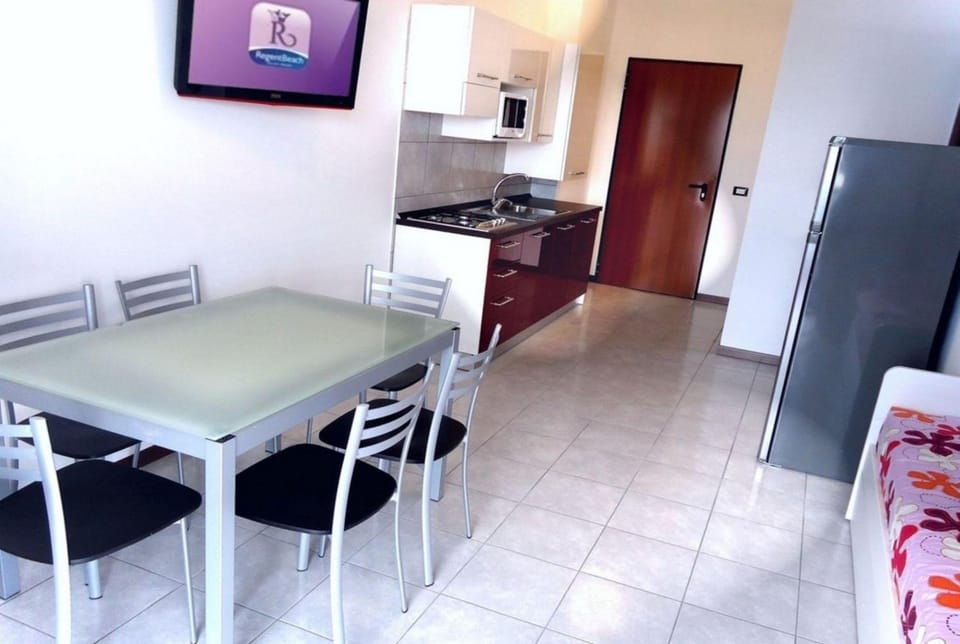 Dining area, kitchen