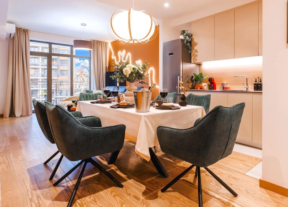 Kitchen or kitchenette, Dining area