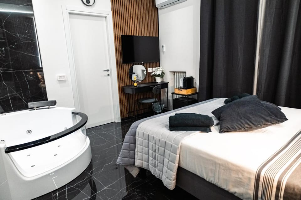 Bed, TV and multimedia, Photo of the whole room, Bedroom