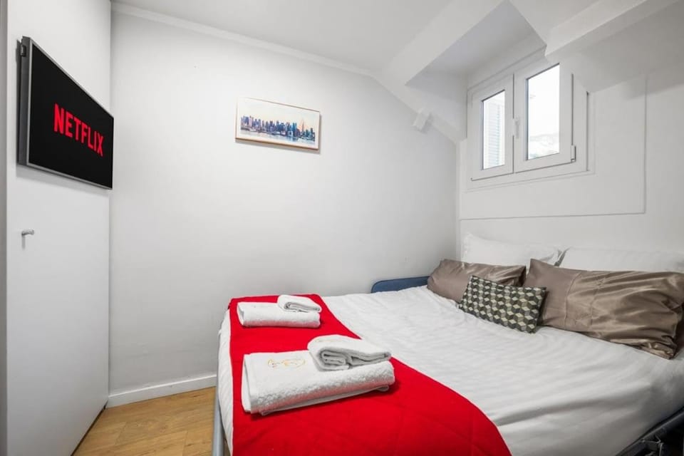 Bed, TV and multimedia, Photo of the whole room, Bedroom, towels