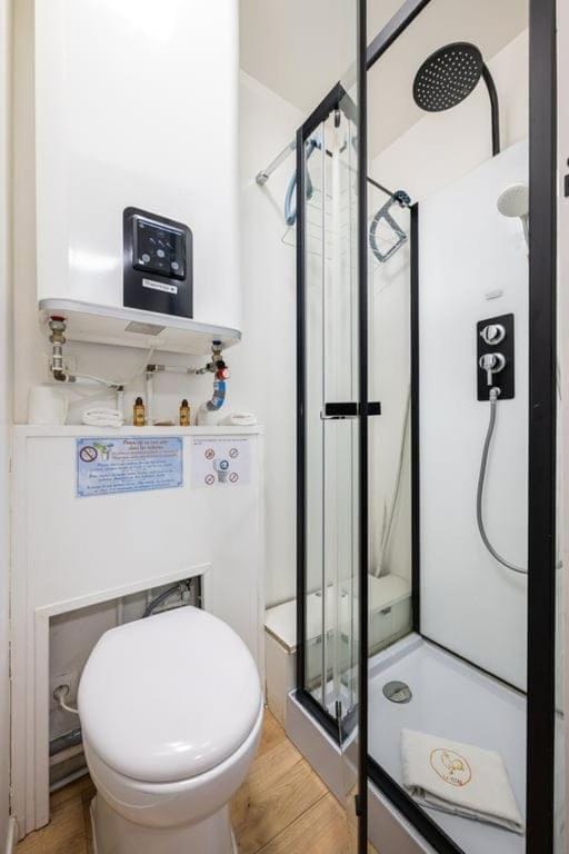 Shower, Toilet, Bathroom, towels