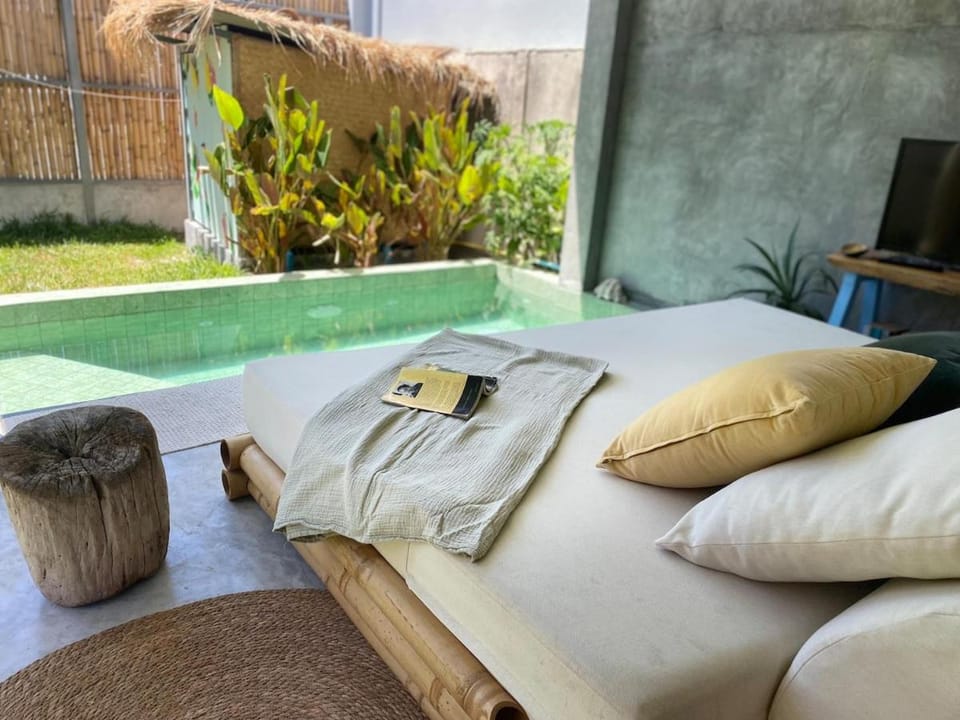 Garden, Living room, Pool view, Swimming pool, Swimming pool, towels