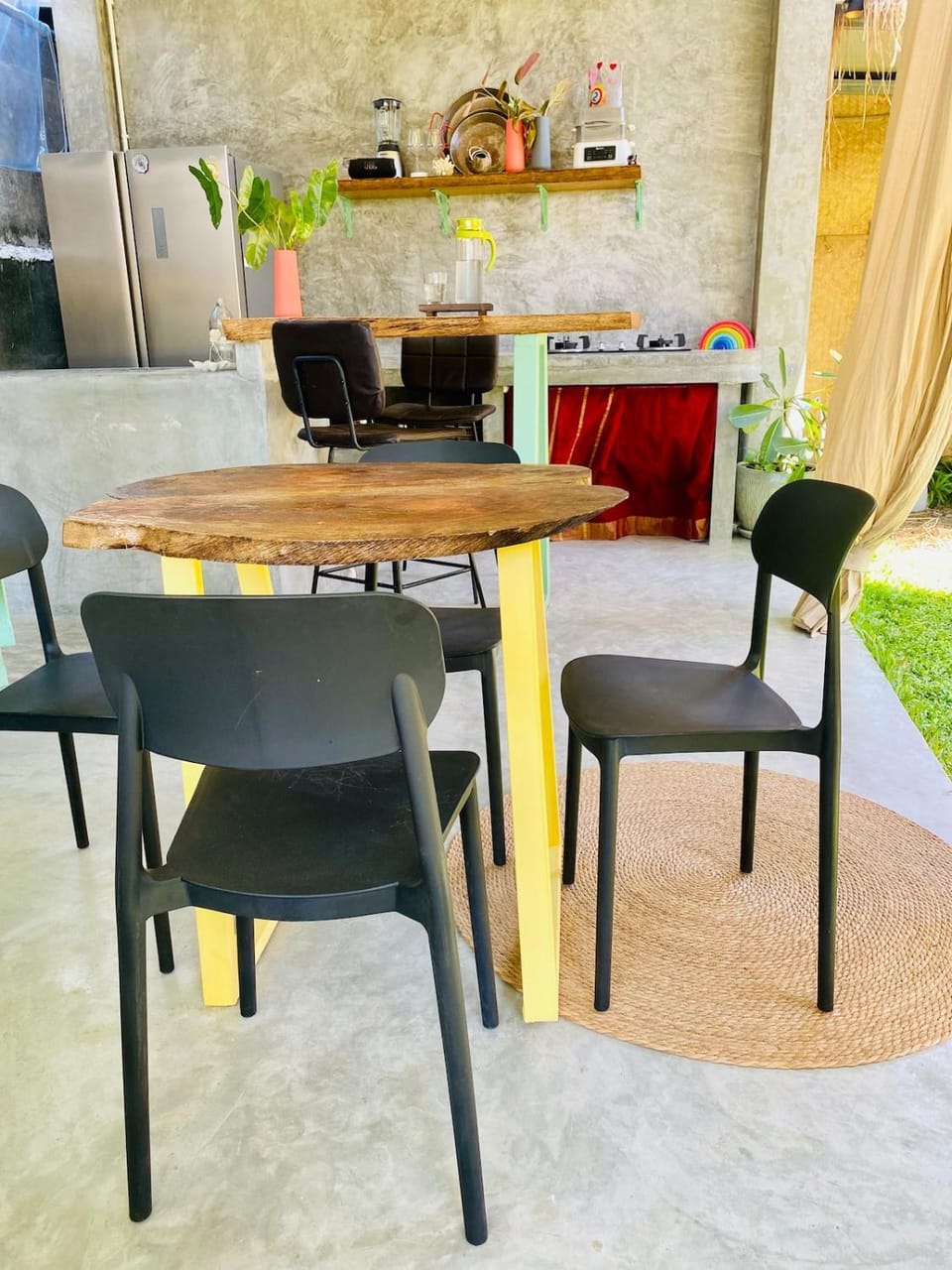Kitchen or kitchenette, Living room, Seating area, Dining area