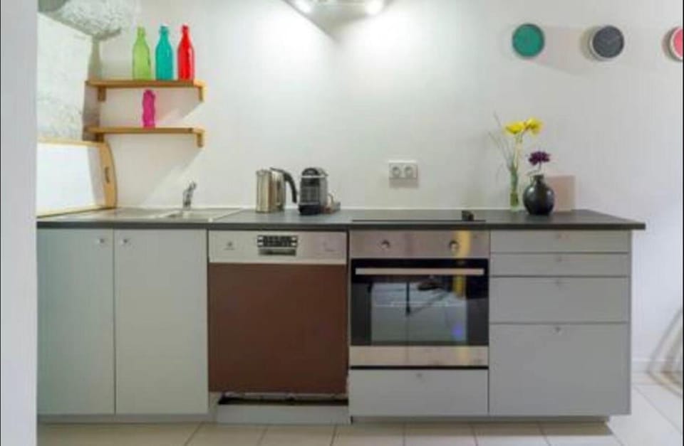 Coffee/tea facilities, Kitchen or kitchenette, oven, stove, toaster