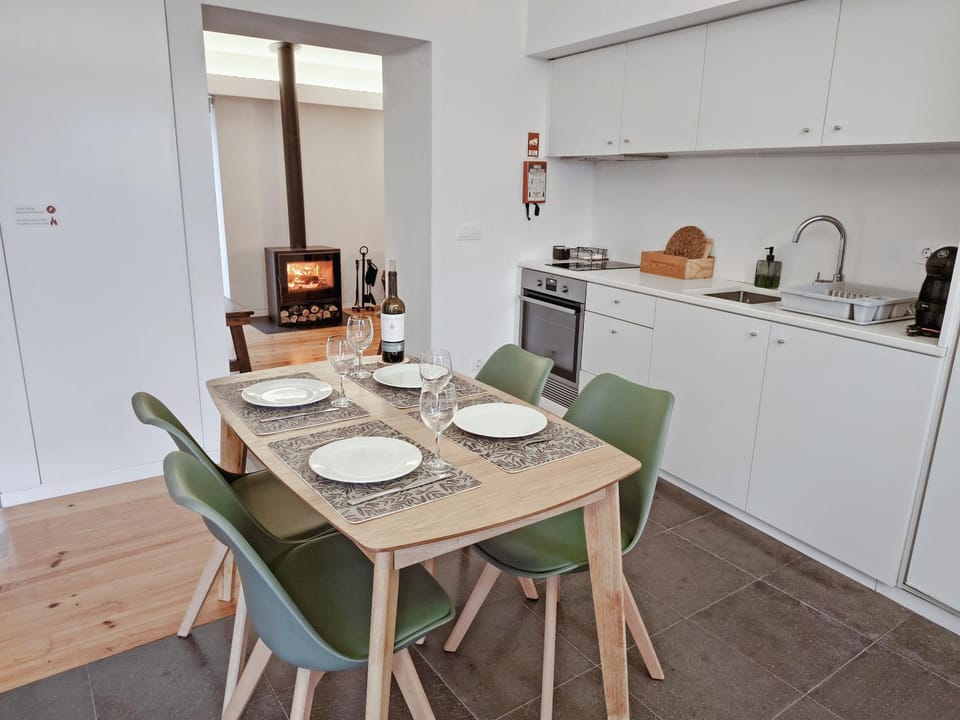 Coffee/tea facilities, Kitchen or kitchenette, Dining area