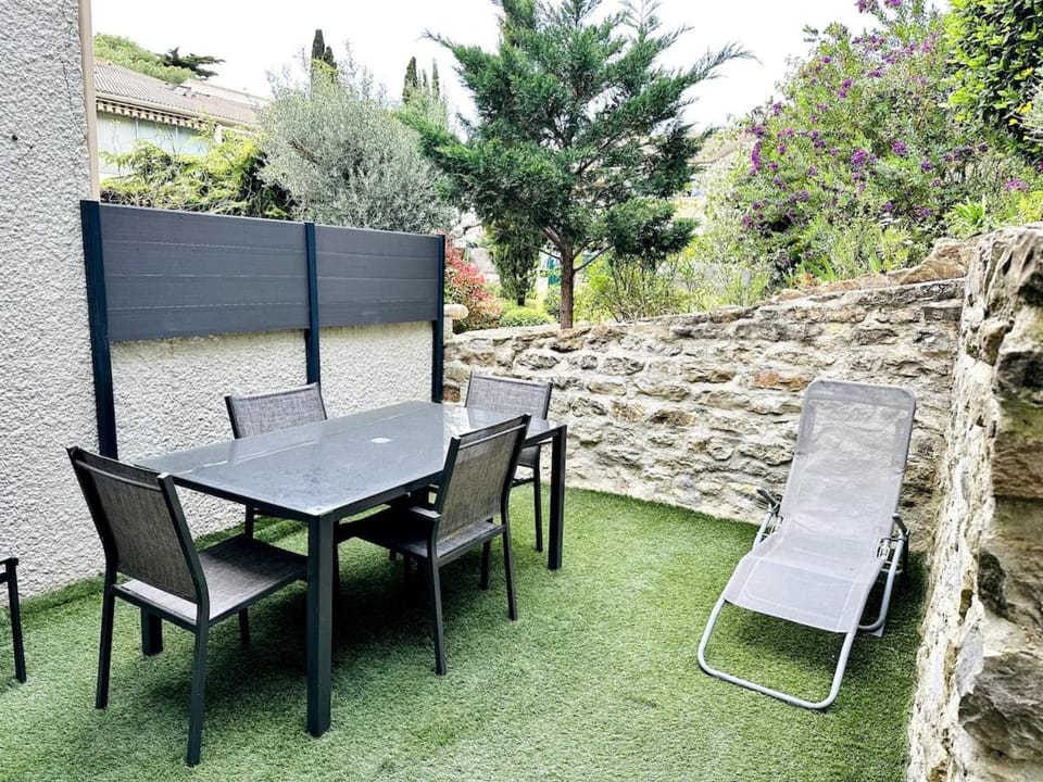 Terrasse au calme à 5 min des plages Parking Apartment in La Ciotat
