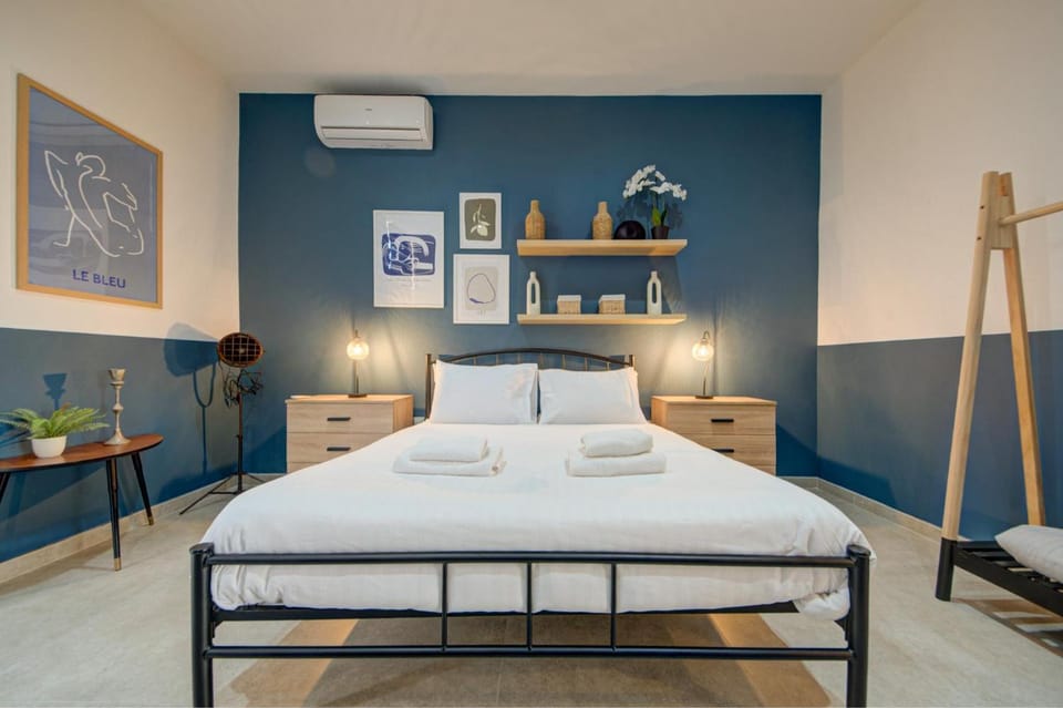 Bed, Photo of the whole room, Bedroom, towels, air conditioner