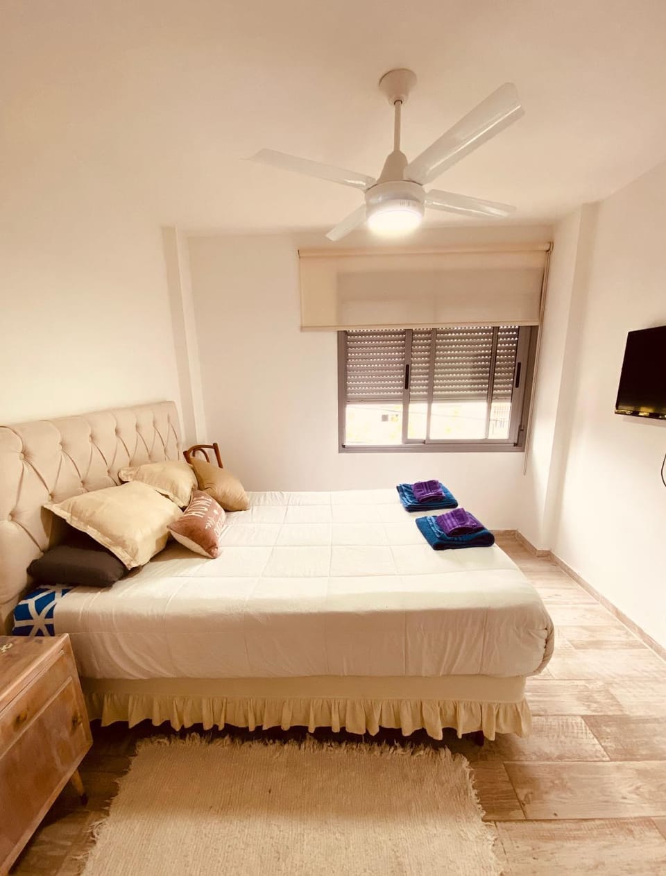 Bed, TV and multimedia, Photo of the whole room, Bedroom