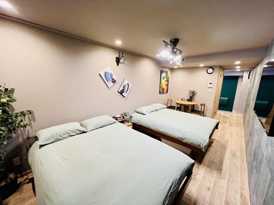 Bed, TV and multimedia, Photo of the whole room, Seating area, Bedroom