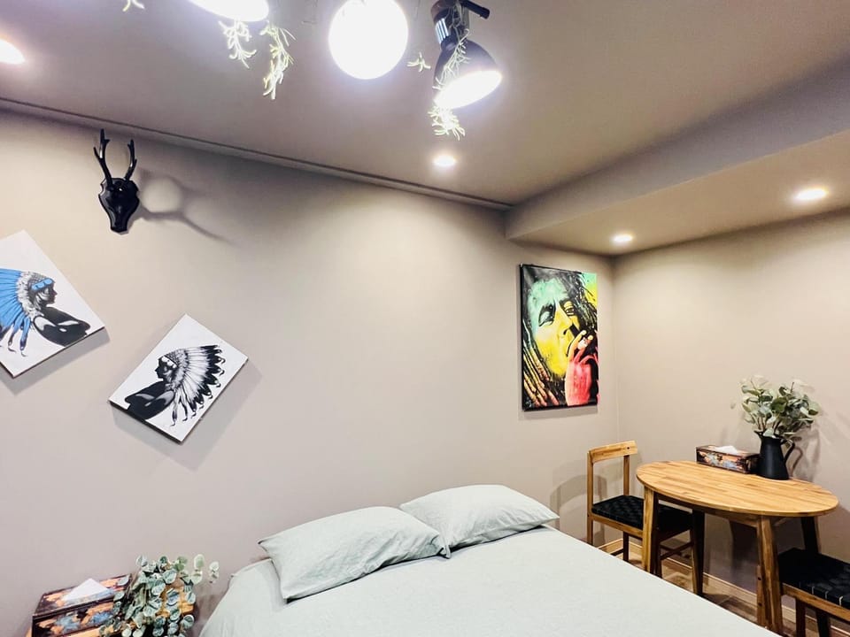 Bed, Living room, Decorative detail, Seating area, Dining area, Bedroom