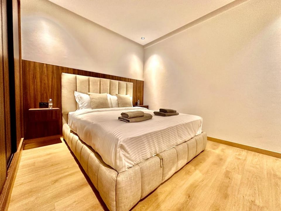 Bed, Photo of the whole room, Bedroom, towels