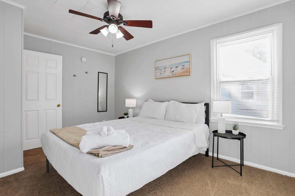 The Columbus Prime - 5 Bedroom 2 Bath- Parking House in Ohio