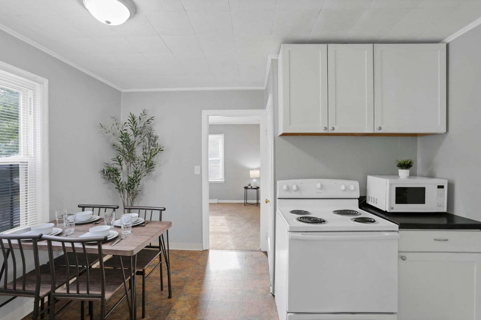 The Columbus Prime - 5 Bedroom 2 Bath- Parking House in Ohio