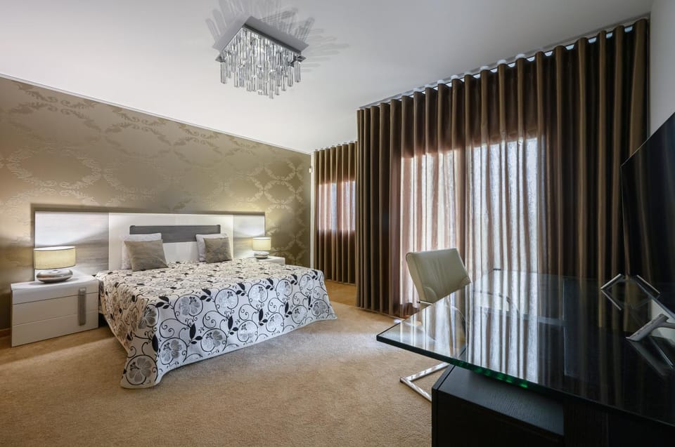 Bed, TV and multimedia, Photo of the whole room, Bedroom, air conditioner