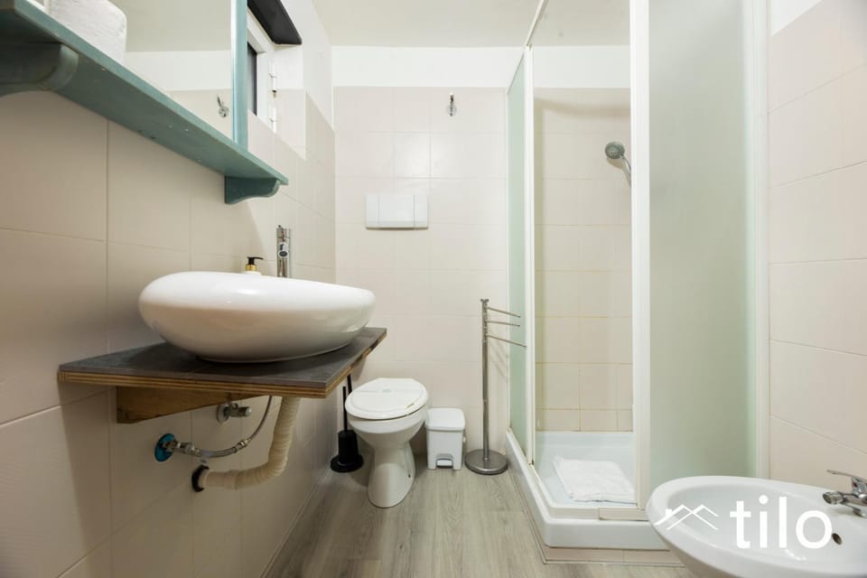 Shower, Toilet, Bathroom, bidet, towels