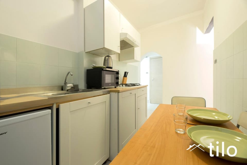 Kitchen or kitchenette, Dining area, stove