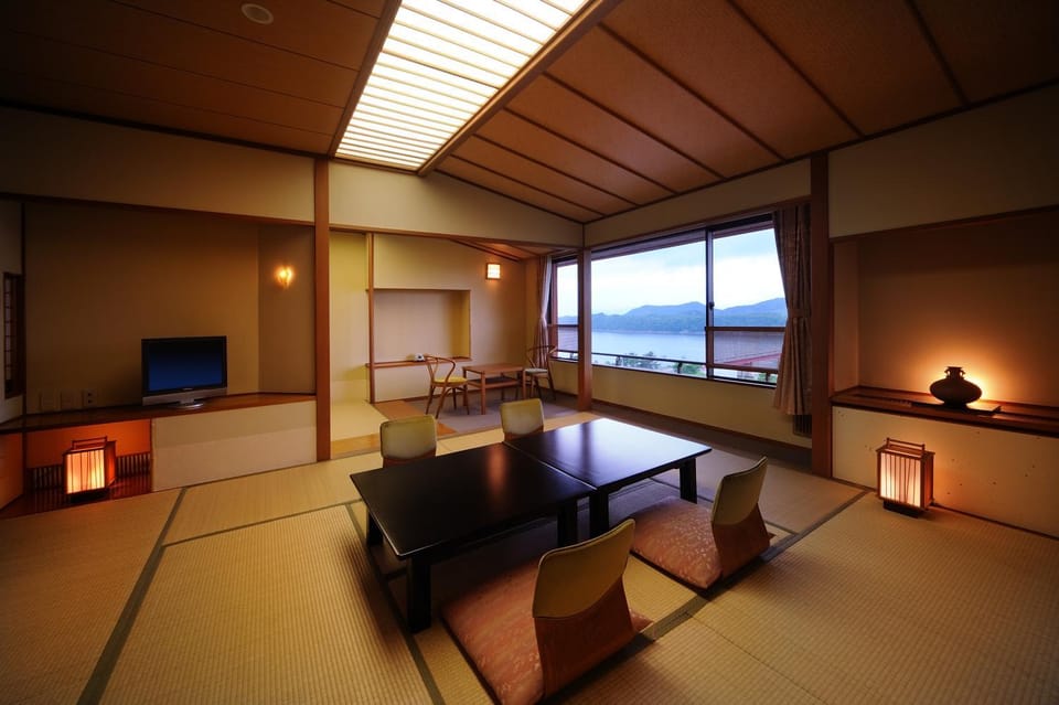 Living room, Photo of the whole room, Lake view