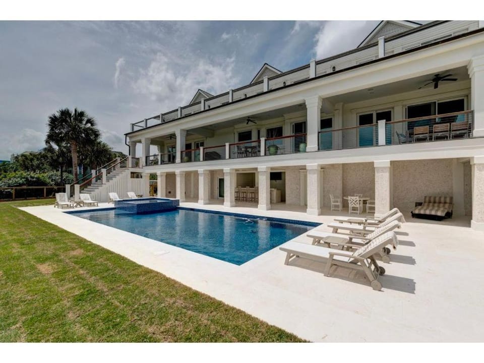 Discounts!! Serenity- 2 50th One of a kind Oceanfront Master Piece, Pool/Hot Tub House in Isle of Palms