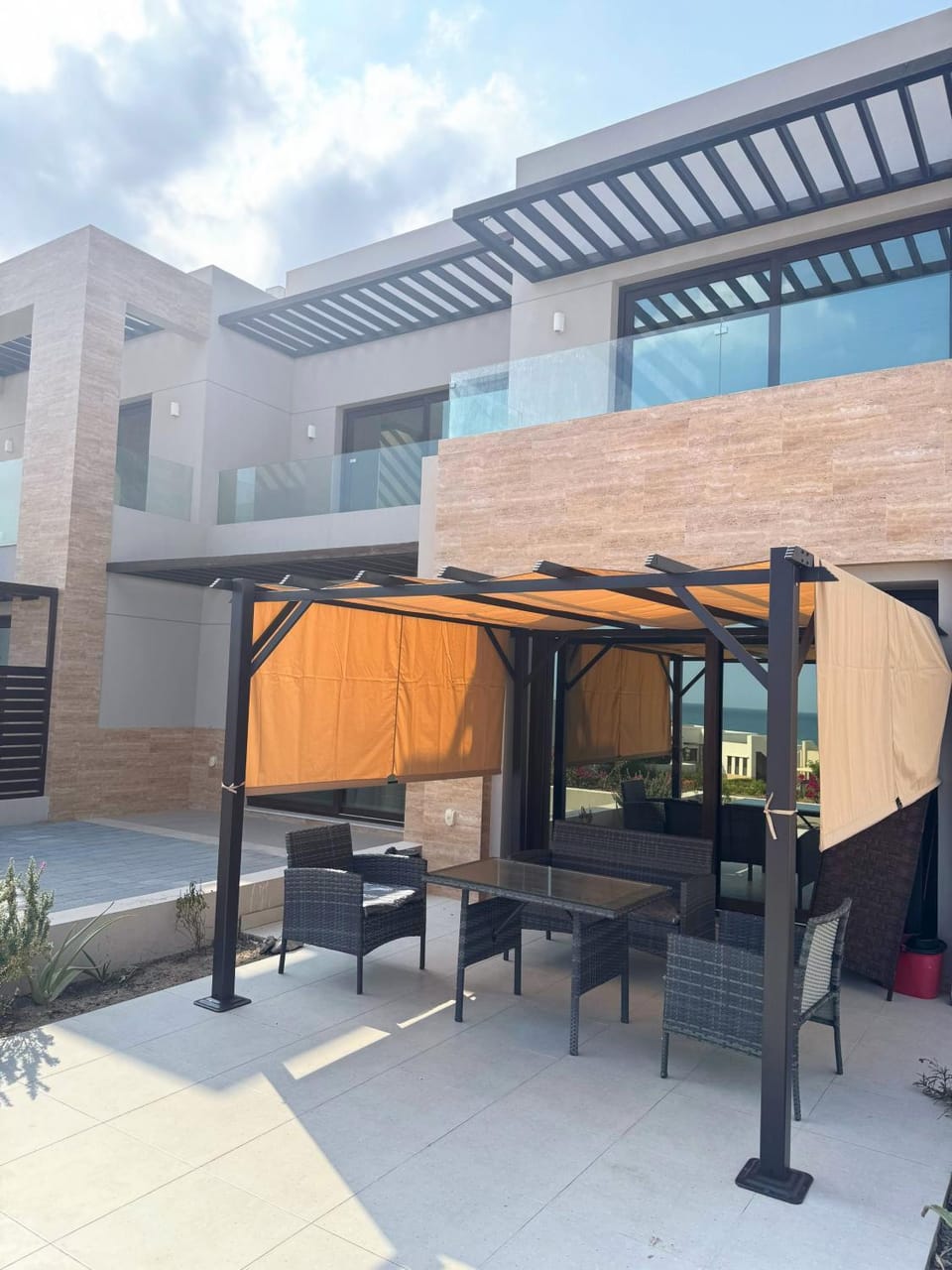 Property building, Patio, Day, Balcony/Terrace, Seating area, Dining area