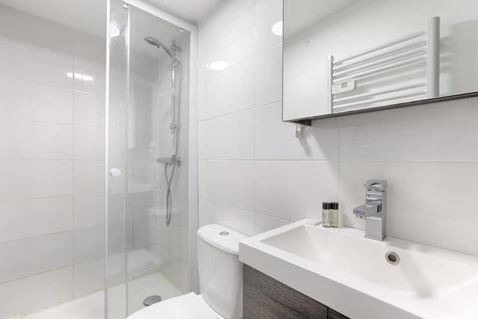 Shower, Bathroom, towels